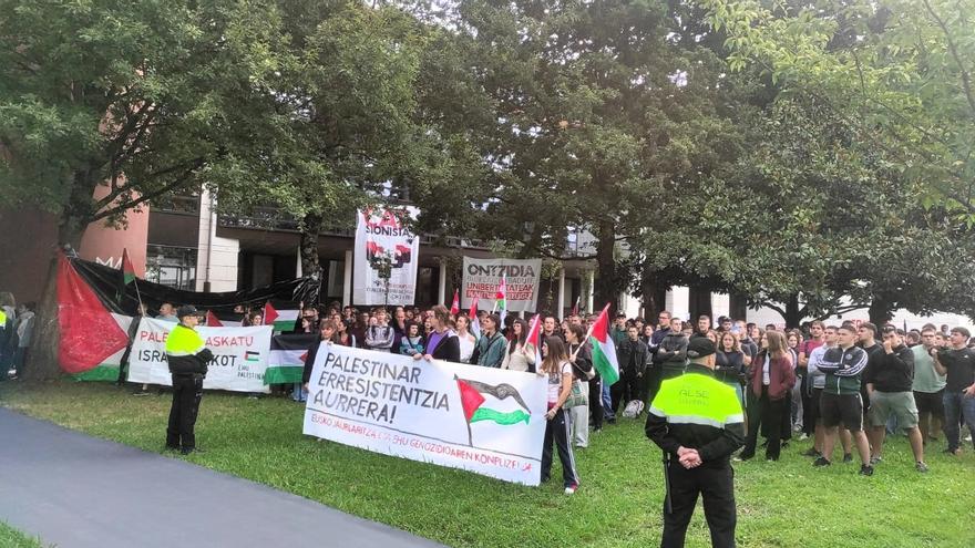 Protestas de estudiantes a favor de Palestina retrasan el acto de apertura del año académico de la EHU