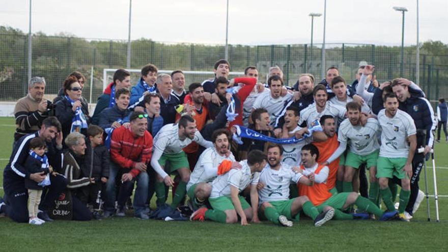 Los jugadores y la afición celebran el ascenso. El primero por la izquierda, agachado, el entrenador, Sergio Martínez.