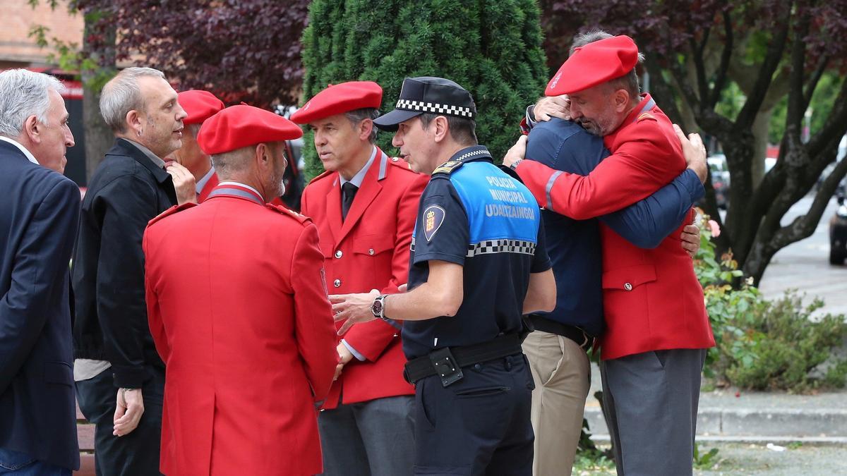 Dolor en el tanatorio San Alberto: apoyo a las familias de los 5 policías forales