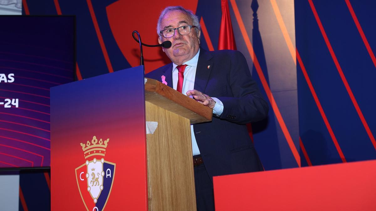 Luis Sabalza, en un atril, interviniendo en una asamblea de Osasuna.