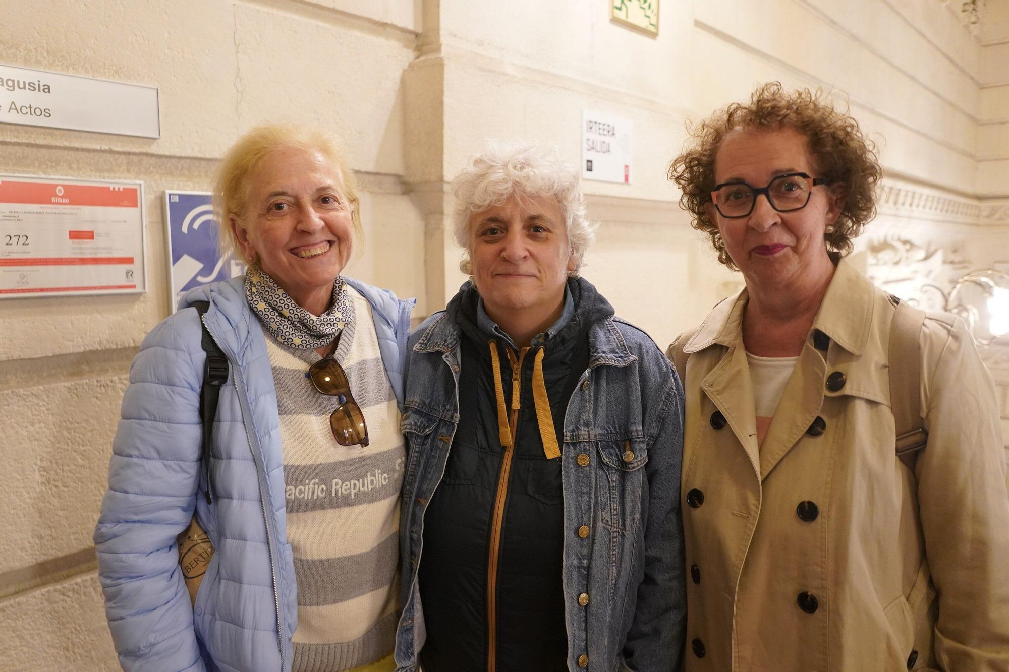 Begoña Sánchez, Merche Peña y Lourdes Navarro coincidieron en las escalinatas de la biblioteca de Bidebarrieta
