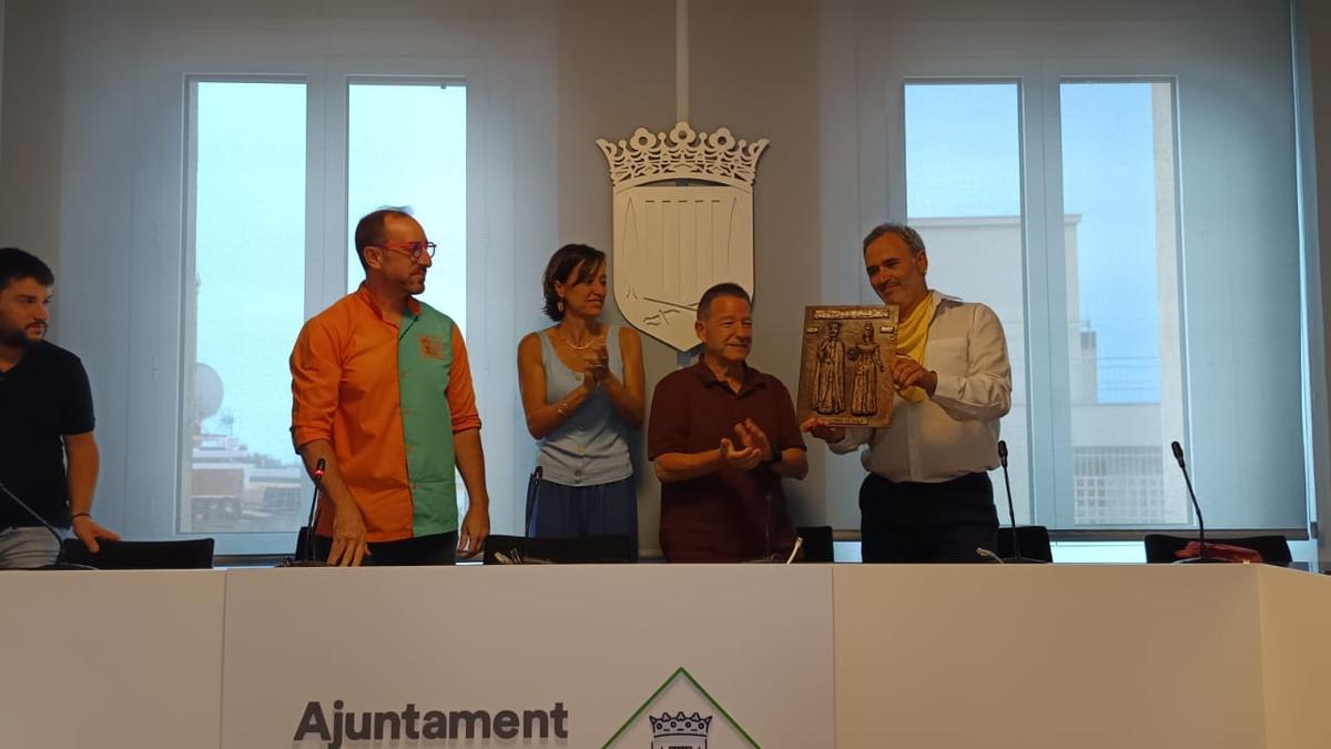 La Comparsa de Gigantes y Cabezudos de Lazkao con la alcaldesa del municipio catalán.