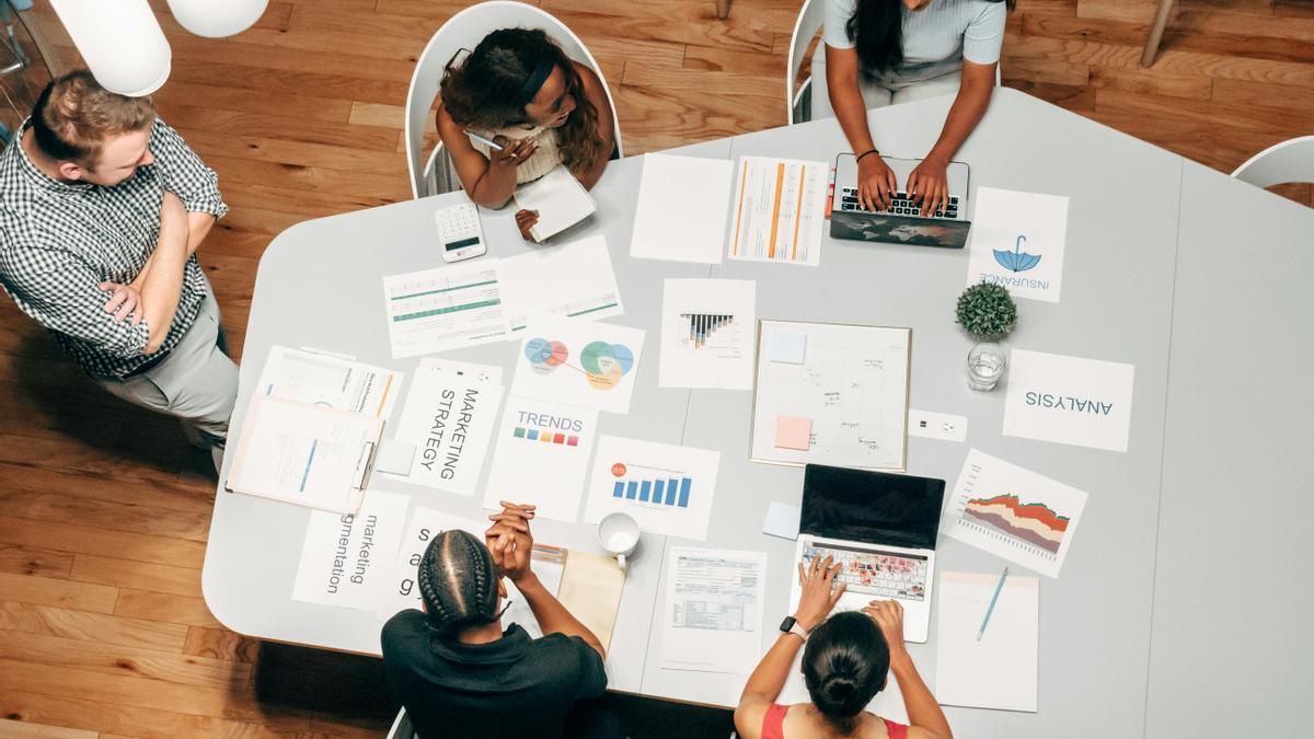 Jóvenes trabajando en una startup.