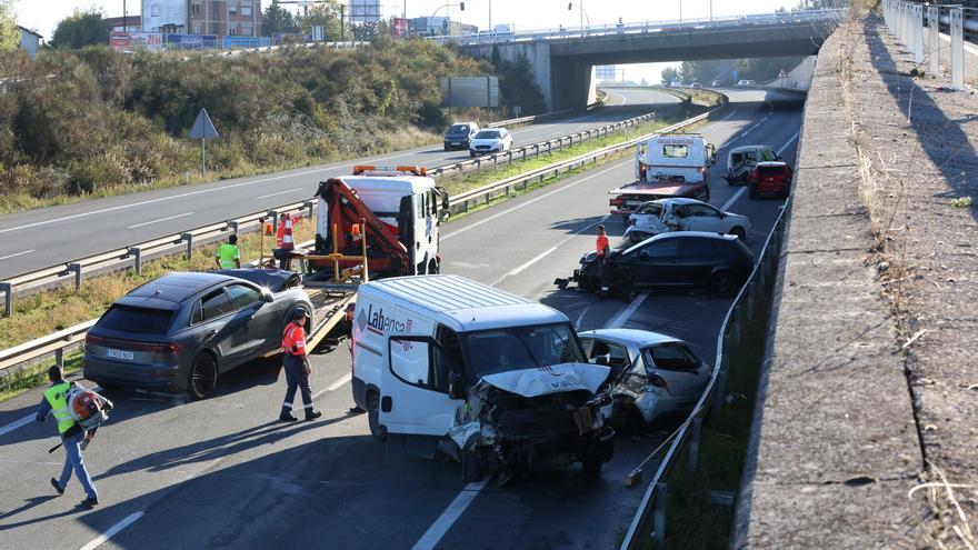 Fotos del atasco en la A-15 entre Arazuri y Zizur tras dos accidentes consecutivos