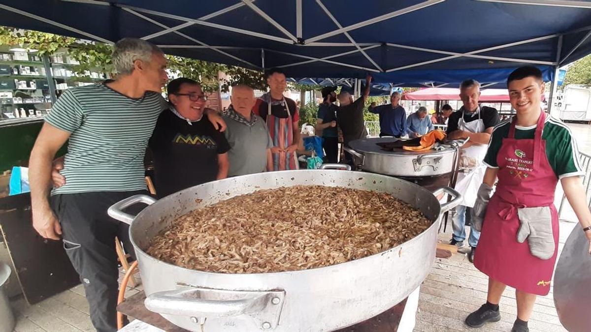 Los de la Micológica Arriola no fallan en la franja matinal del Día de Cuadrillas con su siempre exitosa degustación de setas. Foto: A.O.