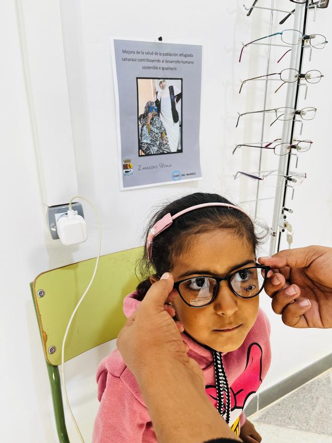 Una niña con unas gafas en uno de los centros de Munduko Begiak.