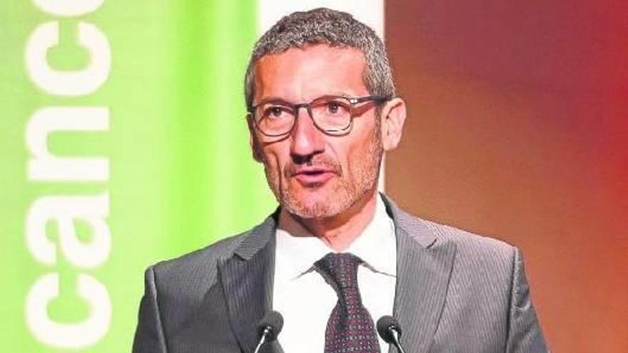 Monés recibe un premio de la AECC-Catalunya.