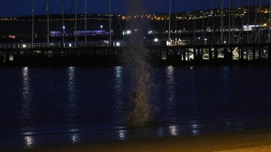 Buceadores de la Armada detonan en Getxo el artefacto encontrado en la playa de Ereaga