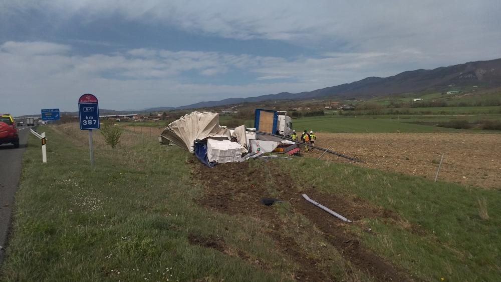Dos camiones accidentados.
