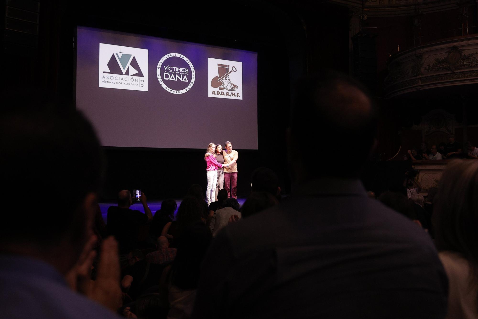 Las asociaciones de víctimas de la dana llenan un teatro de música y poesía para homenajear a sus fallecidos