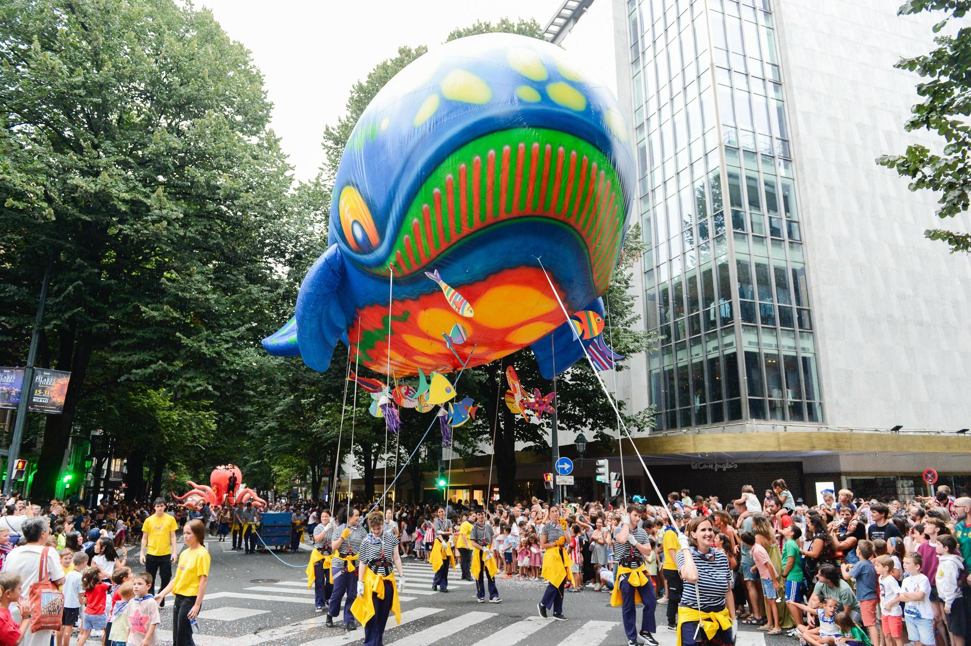 En imágenes: Bali y su séquito recorren Bilbao ante la mirada de miles de personas