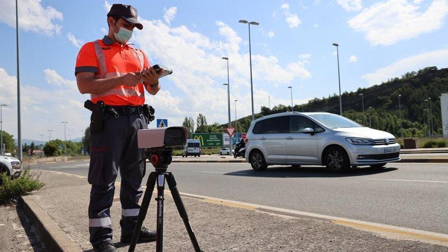 Un agente del Grupo de Delincuencia del Automóvil de la Policía Foral realiza un control de vehículos con el nuevo lector de matrículas.