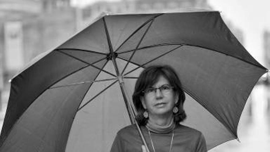 Julia Montserrat, ayer, se refugia de la lluvia en Donostia.
