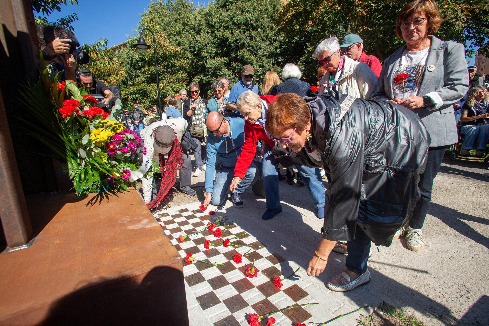 Inauguración del monumento en homenaje a las víctimas de la represión franquista en la Rochapea