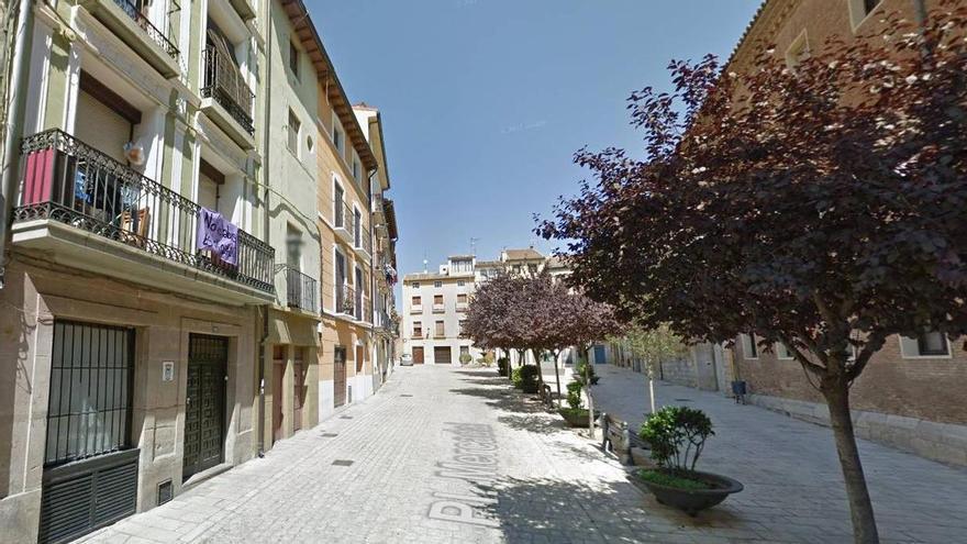 Cae al bajo inferior de un bloque al hundirse parte del suelo de su piso en Tudela