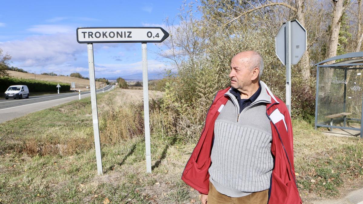 Manolo, vecino de Gasteiz que se desplaza a Hijona regularmente, junto a la A-132 y la parada de Trokoniz suprimida el pasado abril. Manolo, vecino de Gasteiz que se desplaza a Hijona regularmente, junto a la A-132 y la parada de Trokoniz suprimida el pasado abril.