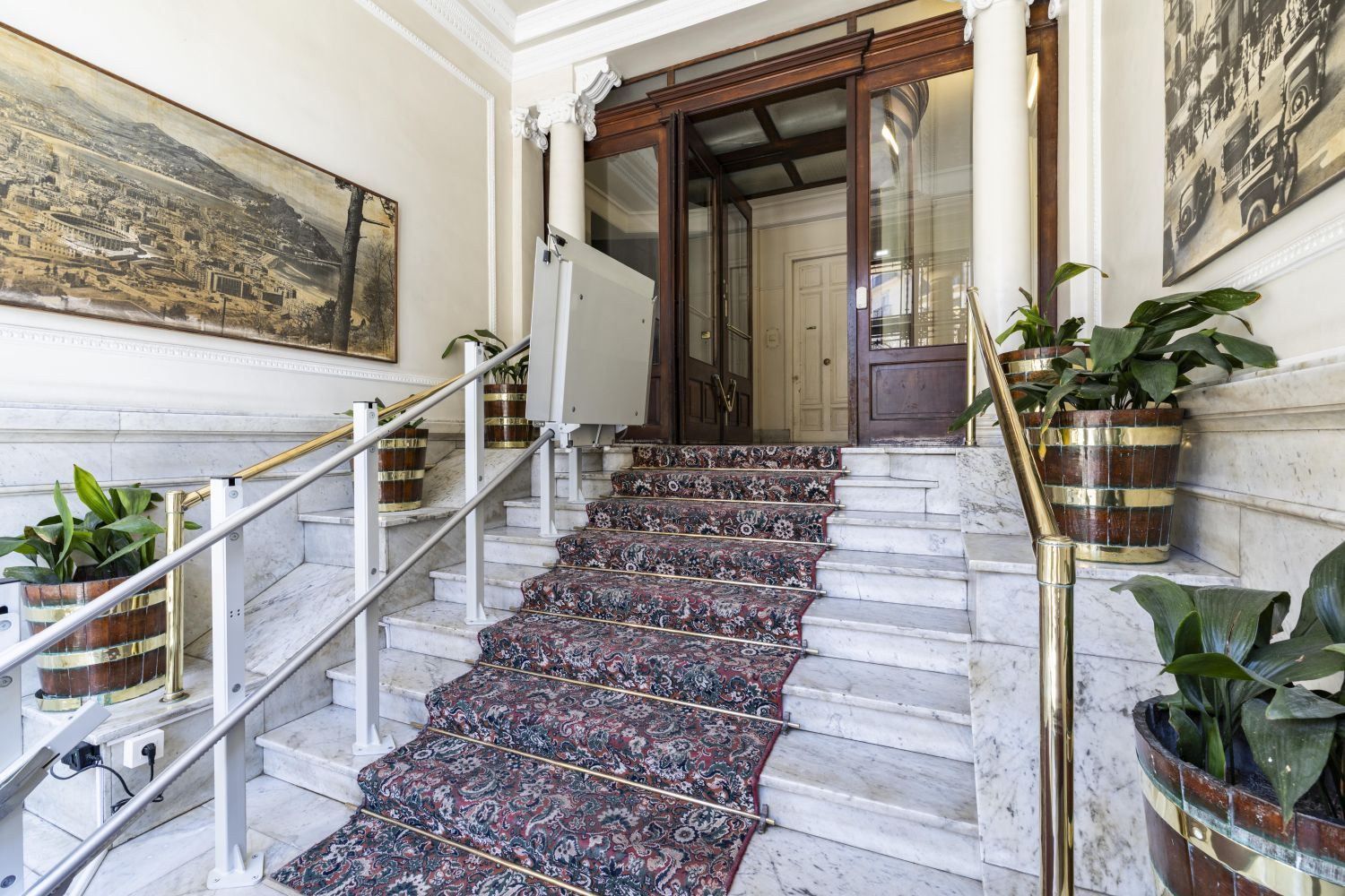 Magnífica propiedad en venta ubicada en un edificio señorial, situada en una de las zonas más elegantes del céntrico barrio de Gros