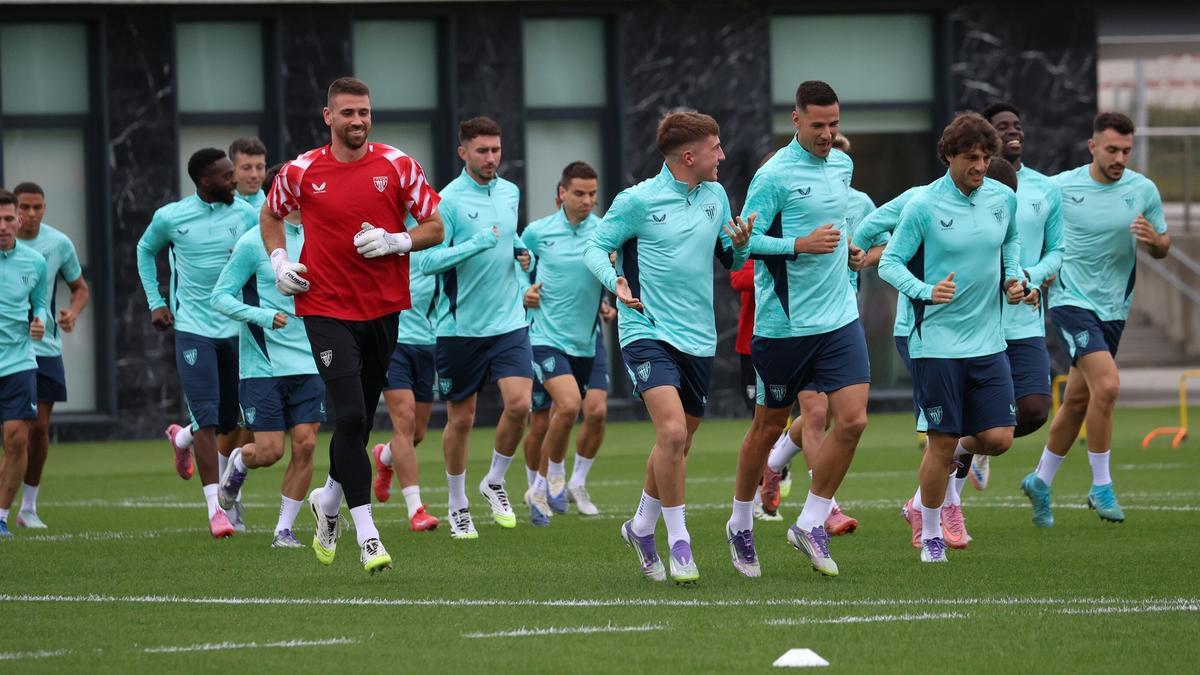 La plantilla del Athletic, durante un entrenamiento reciente en las instalaciones de Lezama.