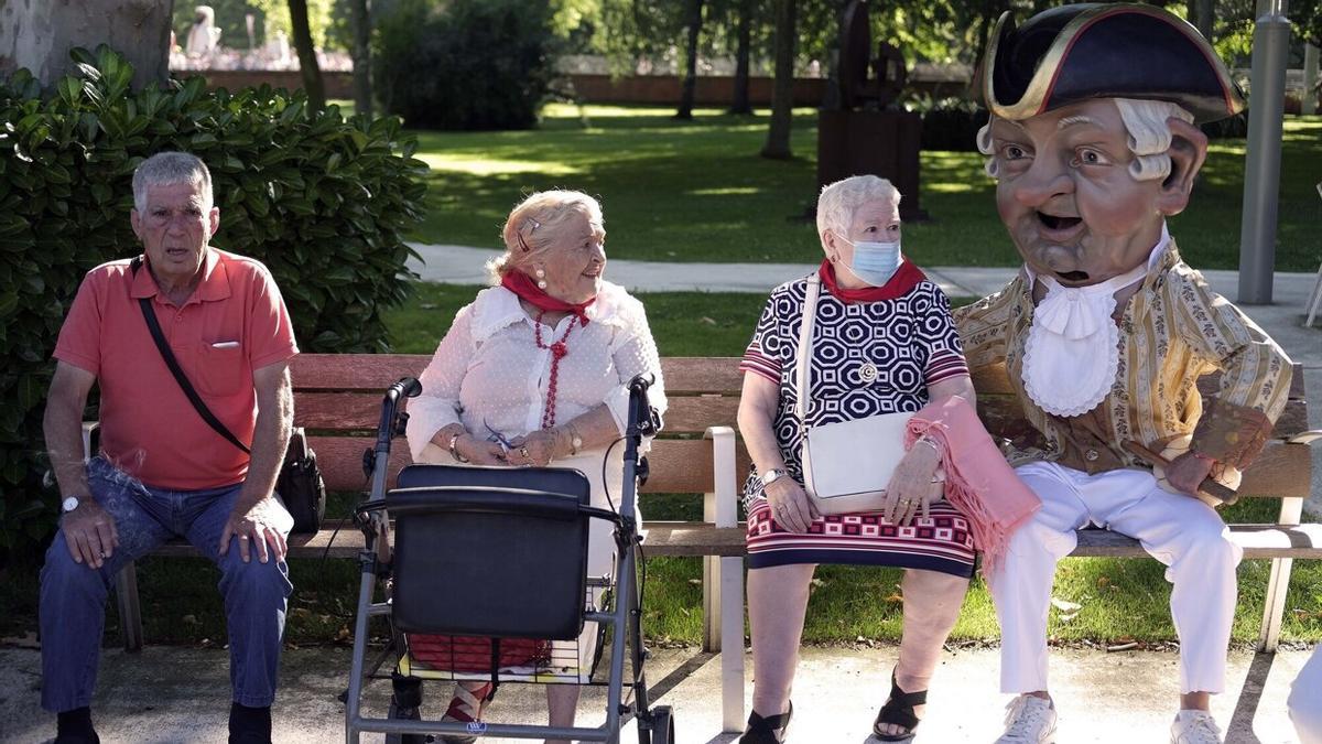 La comparsa de gigantes y cabezudos visita la Casa de la Misericordia