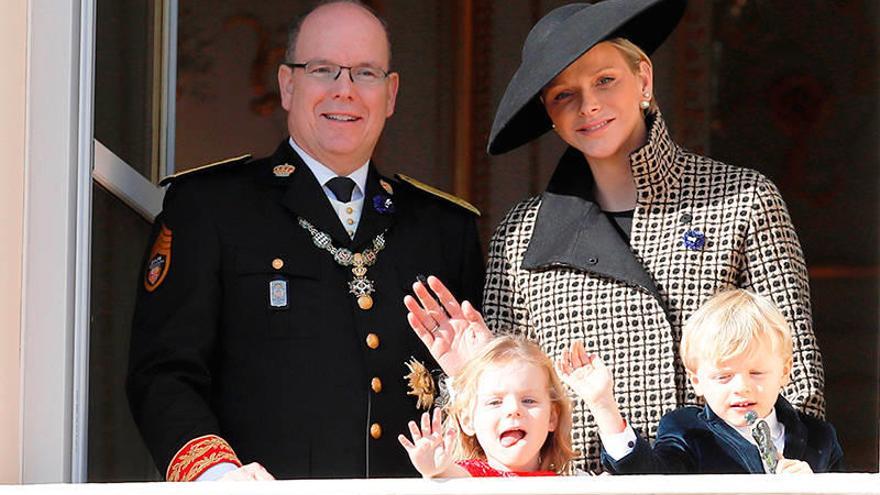 Alberto y Charlene, con los mellizos Gabriella y Jaime saludando al público.Foto: Efe