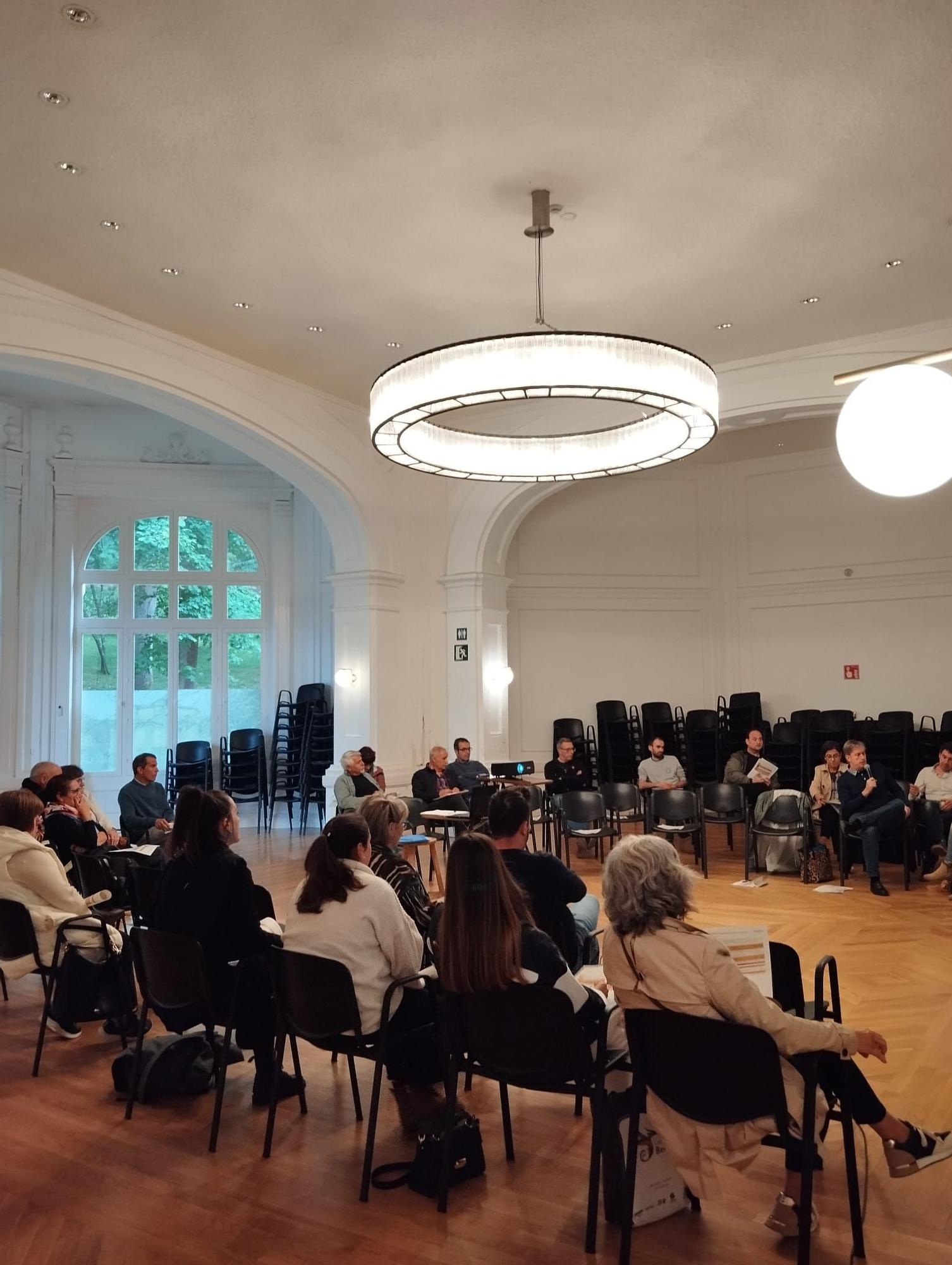 Una anterior asamblea vecinal en el Casino del parque Lamuza de Laudio