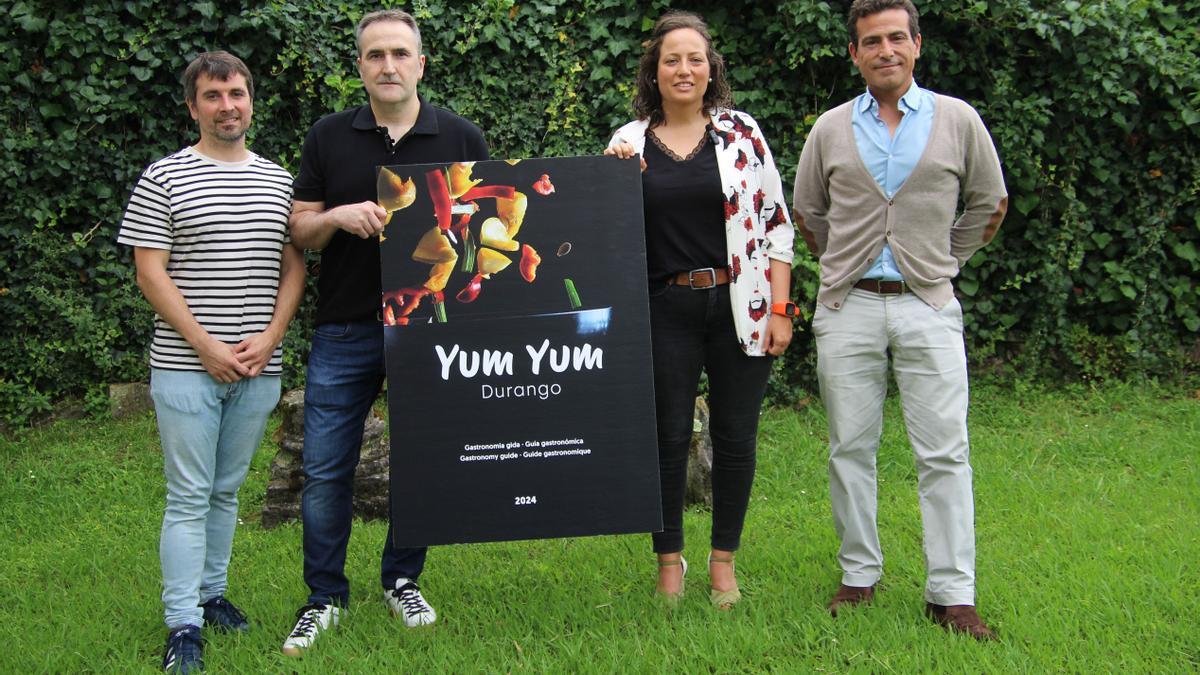 Asier Perugorria, Iñigo Kortabitarte, Jesica Ruiz y Carlos García en la presentación de la guía gastronómica durangarra.