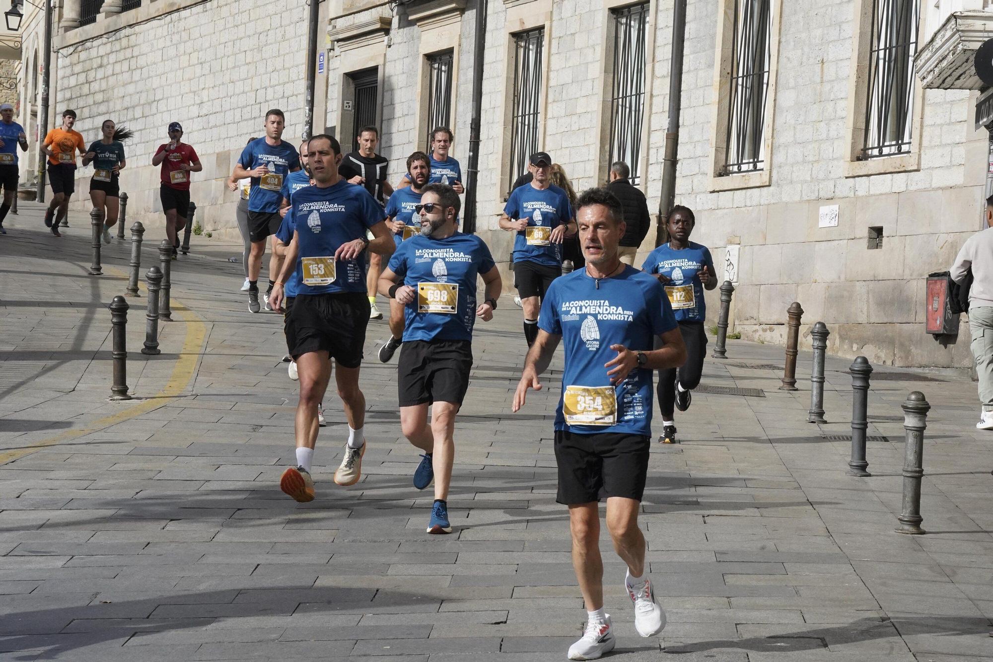 En imágenes: Miles de personas conquistan la Almendra de Gasteiz