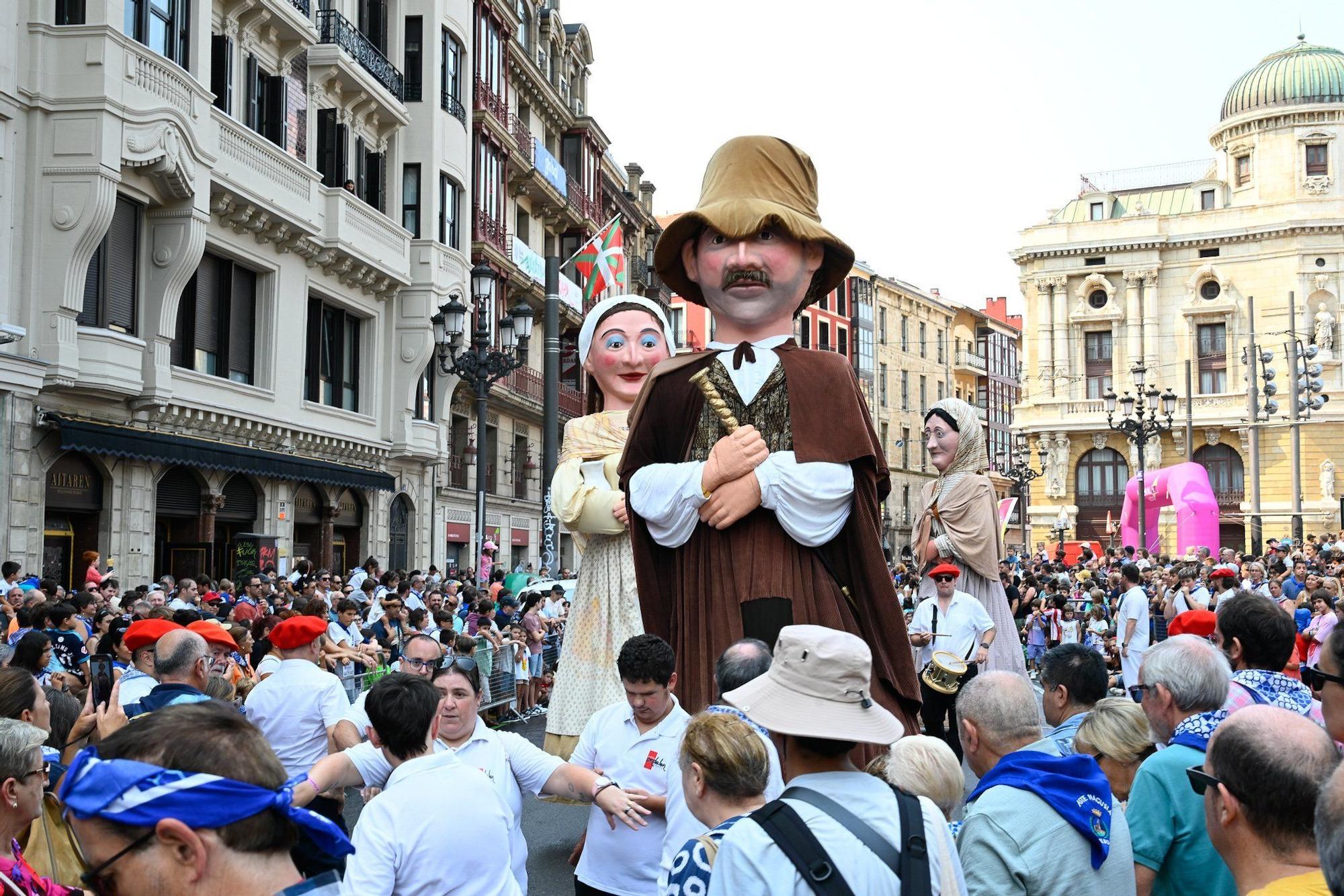En imágenes: Los gigantes y cabezudos despiden Aste Nagusia a lo grande