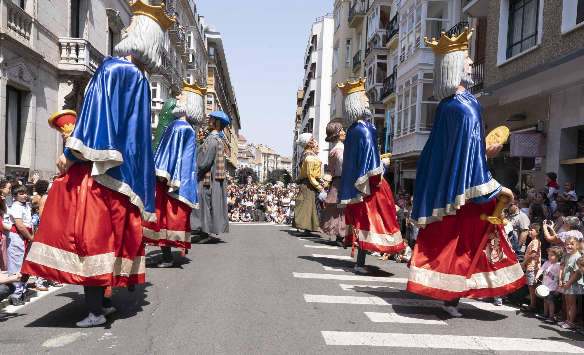 En imágenes: la comparsa de gigantes y cabezudos se despide de La Blanca 2025