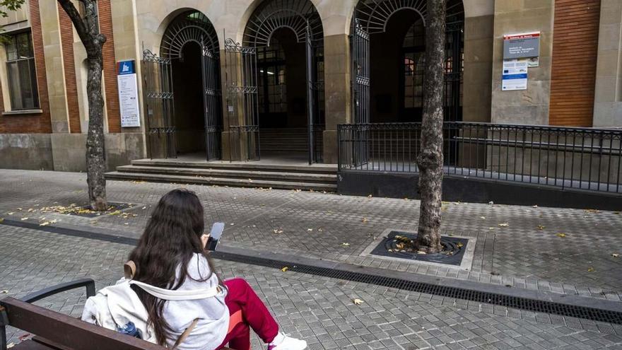 Las sanciones en los institutos navarros por usar el móvil en clase: desde confiscar el aparato durante horas o días hasta la expulsión