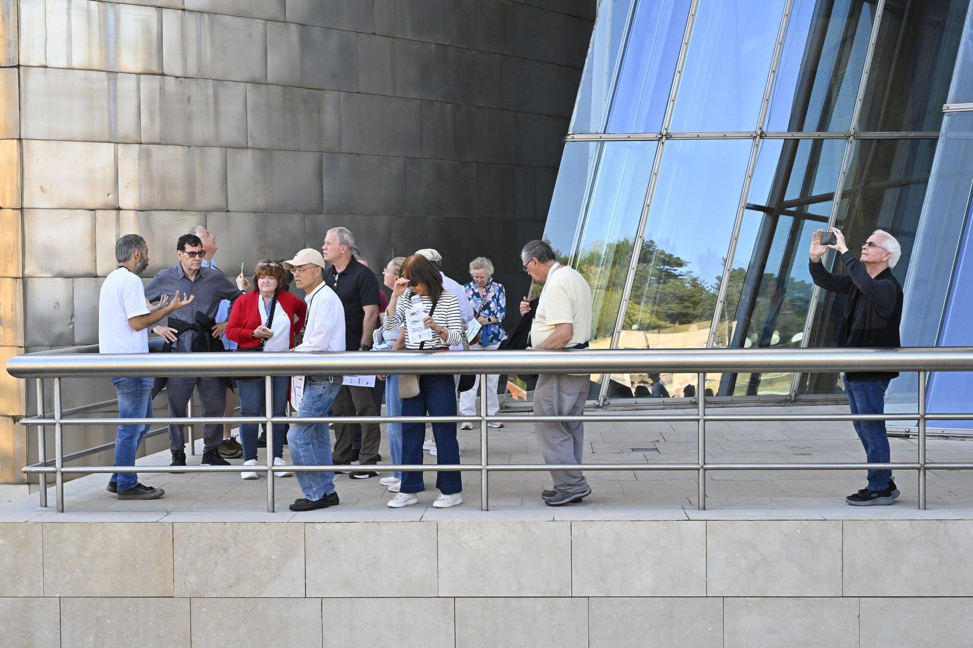 El Museo Guggenheim acoge a miles de visitantes en su 28º cumpleaños