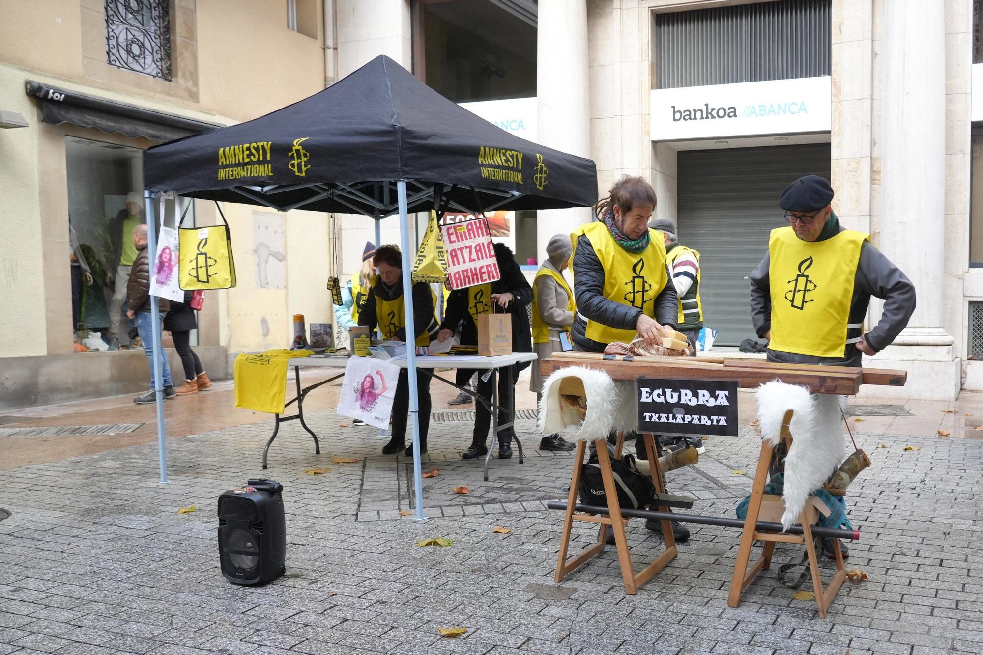 En imágenes: Concentración sobre la pena de muerte en la plaza de correos en Vitoria