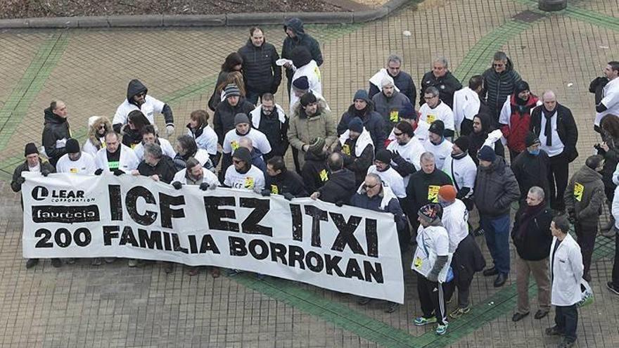 Trabajadores de ICF (Faurecia-Lear) protestan a las puertas del Parlamento de Navarra.