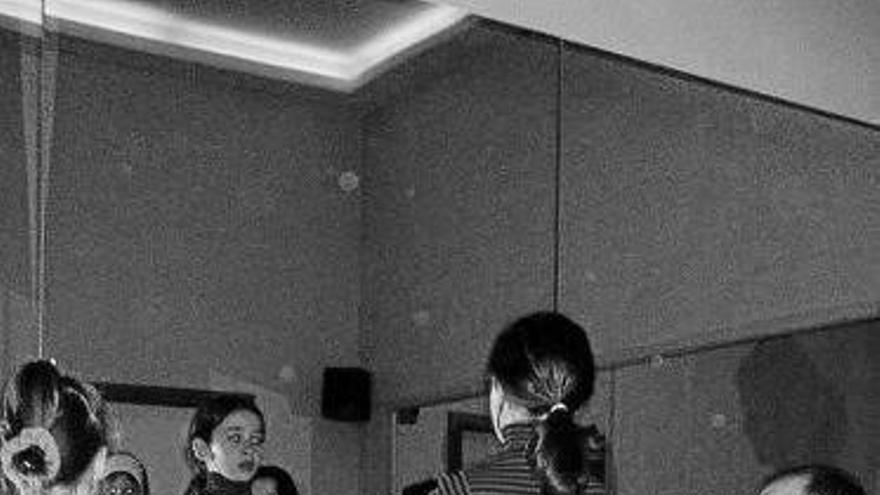 Ángel Martínez, junto a sus alumnas, en una de las clases de danza.