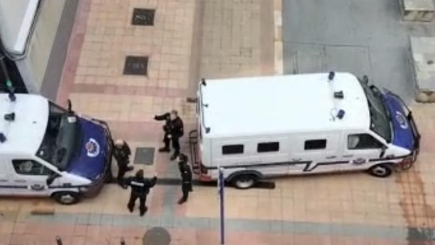 Hiere a su vecino y se atrinchera en Barakaldo