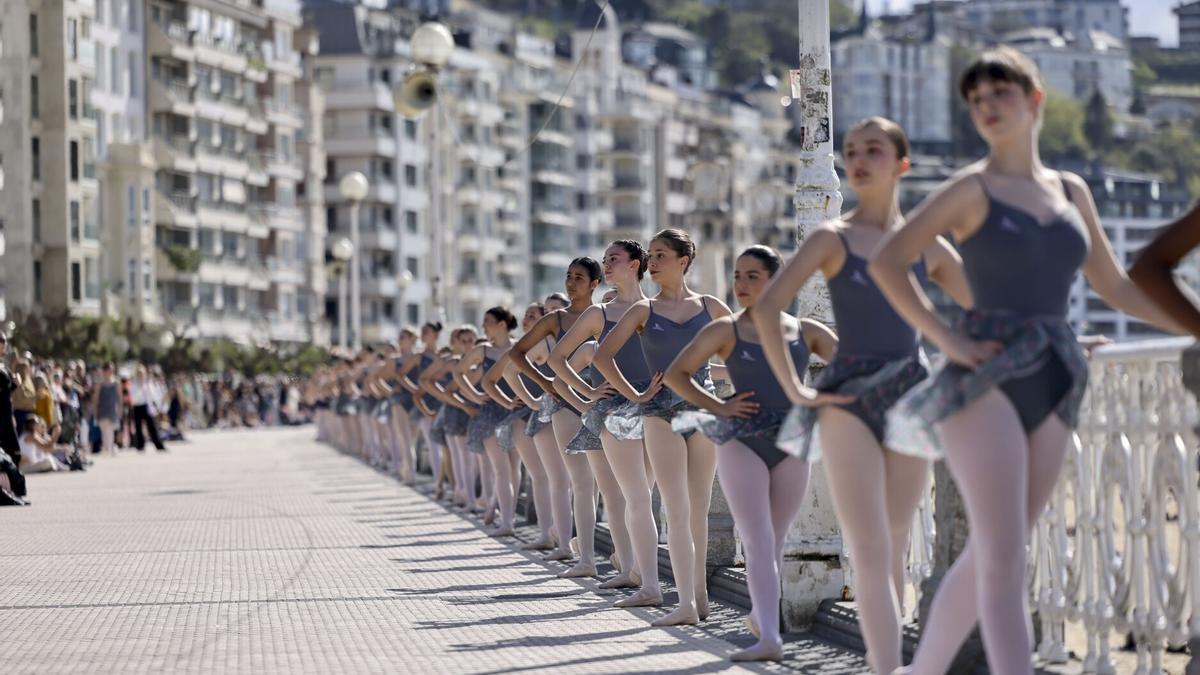 Casi 1.500 bailarines en la barandilla de La Concha. / Efe