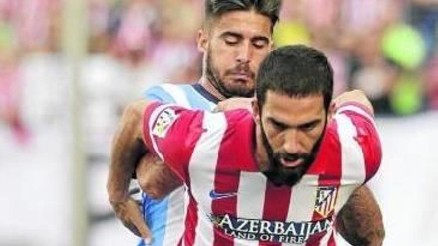 Arda protege el balón ante Samuel García, autor del  0-1.