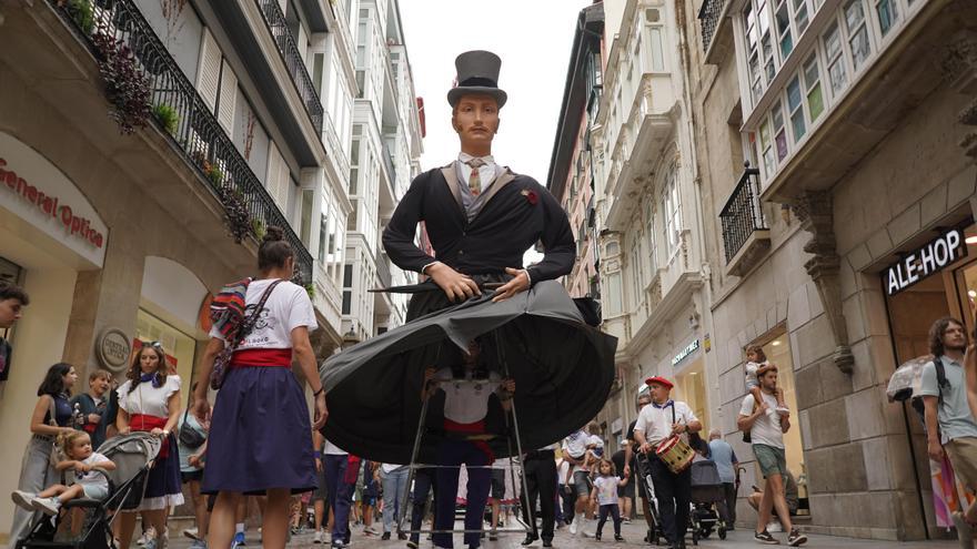 Lágrimas, gritos y risas con el pasacalles de gigantes y cabezudos