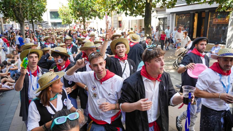 En imágenes: Blusas y neskas desfilan en el primer paseíllo