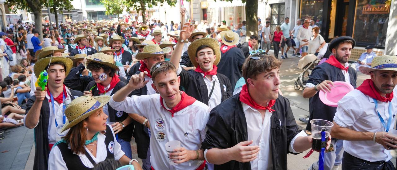 En imágenes: Blusas y neskas desfilan en el primer paseíllo