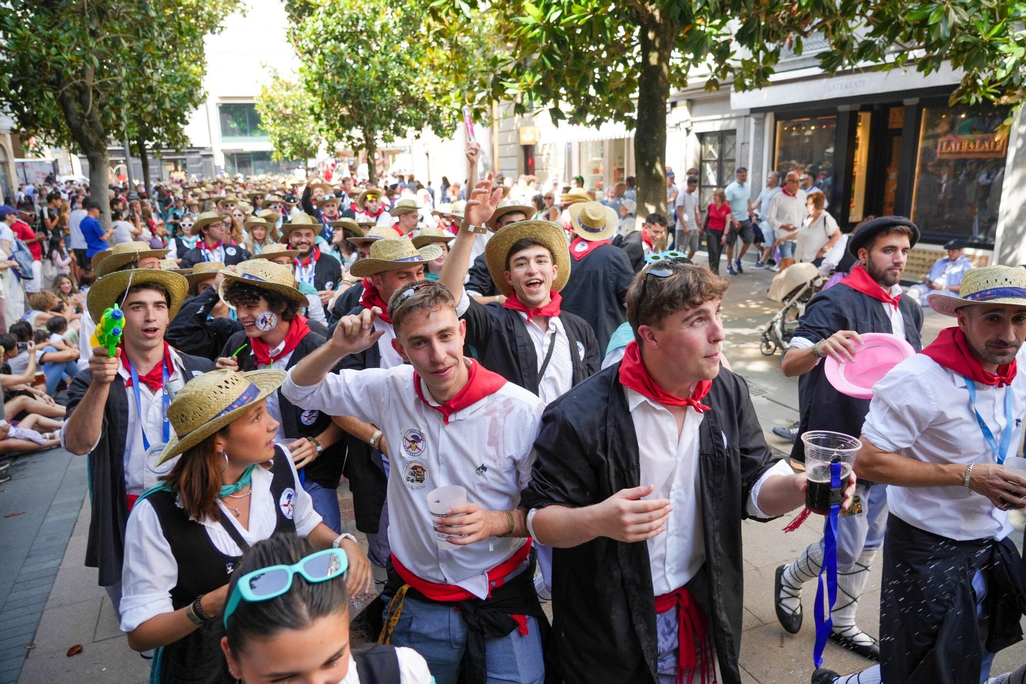 En imágenes: Blusas y neskas desfilan en el primer paseíllo