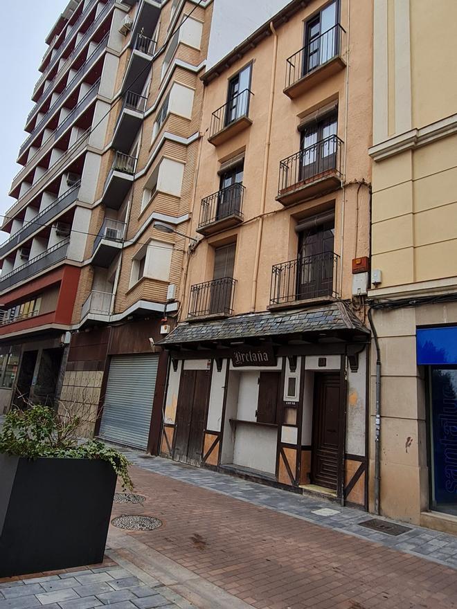 Antiguo bar Bretaña y antiguo disco pub Honey en la calle San Marcial de Tudela.