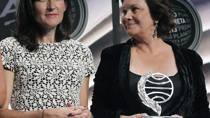 La ganadora del Premio Planeta, Clara Sánchez (d), y la finalista, Ángeles González Sinde, durante la entrega de la 66 edición del Premio Planeta