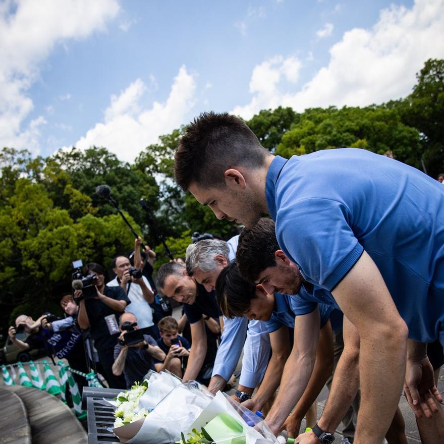 Emotiva visita de la Real Sociedad al Museo de la Bomba Atómica en Nagasaki