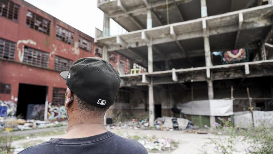 “Si no sales, no comes”: la dura lucha por sobrevivir entre las ruinas de Zorrotzaurre