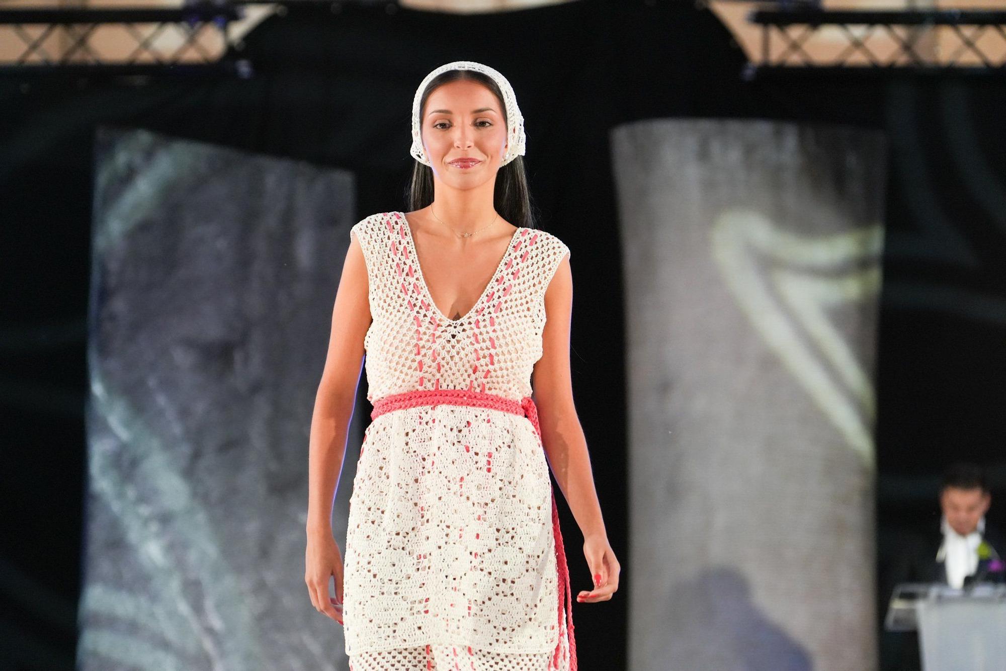 En imágenes: así ha sido el desfile de Vestidos de Papel de Güeñes