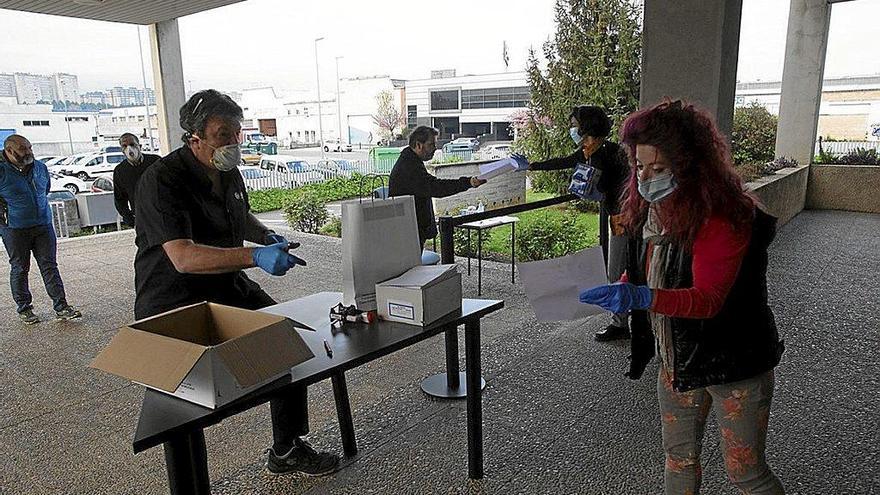 Una entrega de material preventivo frente al COVID-19. Fotos: P. Cascante