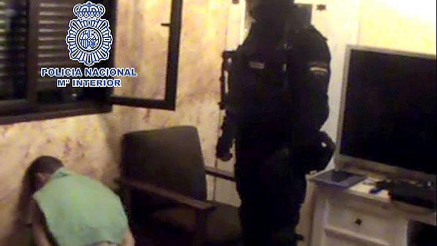 Fotografía facilitada por la Policía Nacional que ha liberado a dos hombres secuestrados por una deuda de 100.000 euros del narcotráfico