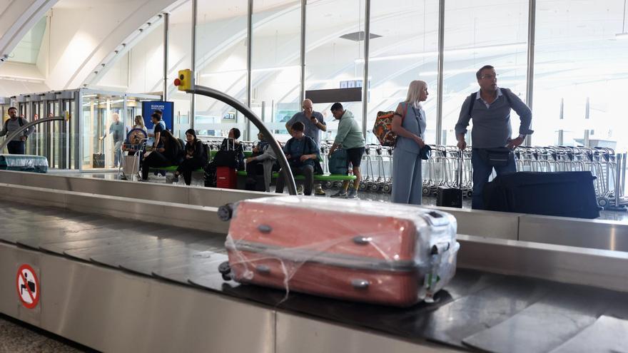 Interceptadas dos pasajeras con 3.800 cajetillas de tabaco de contrabando en el aeropuerto de Bilbao