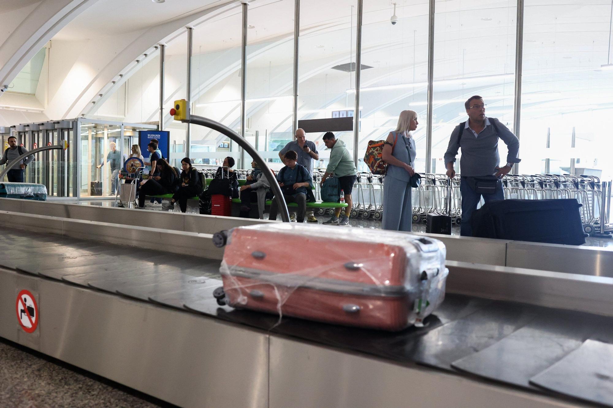 En imágenes: Aduanas, el filtro silencioso en el aeropuerto de Bilbao